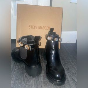 Very cute Steve Madden booties. Never worn out, only worn to to try on!